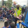 Unjuk Rasa Mahasiswa, Polres Samarinda Bagikan Masker pada Demonstran