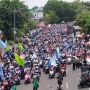 Ribuan Buruh Surabaya Merangsek ke Tengah Kota, Batalkan Omnibus Law!