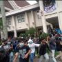 Demo Tolak Omnibus Law di Kalbar Bentrok, Polisi Tembakkan Gas Air Mata
