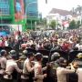 Demo di Jalan Harmoni Dekat Istana Negara Memanas, Massa Lempar Batu