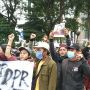 Ratusan Orang Berkumpul, Polisi Blokade Jalan Area Istana Pakai Kawat Duri