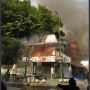 Sebuah Bangunan Terbakar dekat Lokasi Demo Tolak UU Ciptaker di DPRD DIY