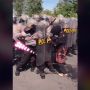 Berani! Viral Video Emak Tembus Barikade Polisi, Ternyata Lakukan Ini