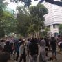 Demo Tolak UU Cipta Kerja di DPRD Sumut Bentrok, Kaca-kaca Gedung Pecah