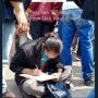 Ikut Aksi Unjuk Rasa, Mahasiswa ini Tidak Lupa Kerjakan Tugas