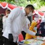 Ingatkan Warga Patuhi Protokol Kesehatan, Mensos Salurkan Bansos di Jatim