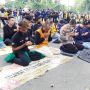 Mahasiswa dan Kapolres Banjarmasin Salat di Tengah Demo di Depan DPRD