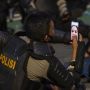 Haru, Polisi Video Call Istri saat Amankan Demo Tolak UU Cipta Kerja