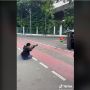 Guling-guling di Depan Polisi, Aksi Pemuda saat Demo Ini Bikin Heran