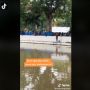 Aksi Pendemo di Pinggir Kanal Curi Perhatian, Warganet Penasaran Sosoknya