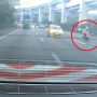 Viral Pemotor Nekat Masuk Jalan Tol, Malah Picu Kecelakaan Karambol