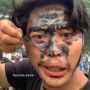 Ajak Pendemo Pakai Masker, Tapi Kok Ada yang Aneh ya?