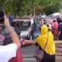 Mahasiswa Ditangkap saat Demo Omnibus Law, Ibu-ibu Pedagang Pasar Mengamuk