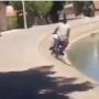 Skill Tingkat Dewa, Pemotor Ini Tunjukkan Aksi Bak Tong Setan di Sungai