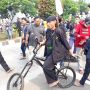 Duduki Jok Sepeda Penuh Paku, Aksi Jawara Banten Gowes ke Jakarta Ikut Demo