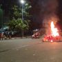 Kericuhan Meluas, Massa Bakar Water Barrier di Simpang Budi Kemuliaan
