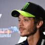 Gelagat Aneh Valentino Rossi saat Kendarai Mobil, Setiap Berhenti Keluarkan Kaki
