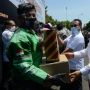 Komisi III Bersama Kapolda Jatim Berikan Bantuan Sembako dan Masker