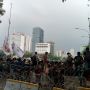 Geruduk Istana, Mahasiswa BEM SI Sore Ini Makin Menyemut di Medan Merdeka