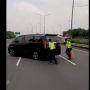 Potret Polisi Dorong Mobil Mewah di Jalan Tol Bikin Heran, Masalah Apa?