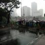 Sempat Bertahan, Massa Aksi di Patung Kuda Bubarkan Diri karena Hujan Deras
