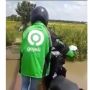 Potret Ojol Dorong Motor Saat Antar Penumpang, Kondisi Jalanan Jadi Sorotan