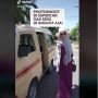 Photoshoot OOTD Kece di Angkot, Gadis Berhijab Syari: Supercar Nggak Seru!