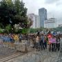 Nyanyi Maju Tak Gentar! Massa Tak Beralmamater Lempar Petasan ke Polisi