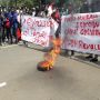 Api Mulai Berkobar di Dekat Istana Merdeka, Mahasiswa Demo Bakar Ban