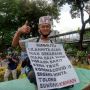 Aksi Protes Kakek Suwono Keman di Tengah Massa Buruh-Mahasiswa Dekat Istana