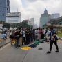 Gunakan Jalur Busway, Begini saat Para Pendemo Zuhur Berjemaah Dekat Istana