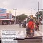 Atraksi Freestyle di Jalan, Dua Pengendara Supermoto Diseruduk Emak-emak