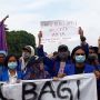 Aksi Mahasiswa: Aku Benci DPR, Aku Cinta Anya, Lengserkan Jokowi!