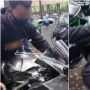 Pengen Foto Bareng Motor Mahal, Ekspresi Orang Ini Malah Bikin Ngakak