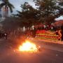 Polisi Kabur ke Rumah Warga saat Terkepung Pendemo, Motor Dibakar