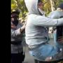 Gegara Perwiranya Digebuk, Polisi Berseragam Joprak Dihajar di Bagian Dagu
