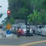 Geram Tunggu Lampu Merah, Pria Ini Tega Tinggalkan Motornya di Jalan