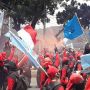Demo Omnimbus Law di Patung Kuda, Massa Buruh Logam Tembakkan Smoke Bomb