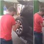 Kesulitan saat Menutup Pintu Mobil, Orang Ini Panen Sindiran Pedas