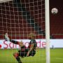 Video Aksi Jungkir Balik Fabinho Selamatkan Gawang Liverpool