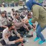 Potret Damai Massa Aksi, Polisi dan Pengamen di Tengah Demonstrasi Buruh