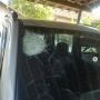 Ugal-ugalan Bawa Orang Sakit di Jalan Godean, Mobil Pria Ini Pecah Kacanya