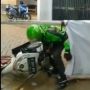 Viral Driver Ojol Seret Motor Lewat Bawah Portal, Demi Kejar Orderan
