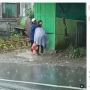 Viral Video Perempuan Pukul Ibu-ibu saat Berteduh, Publik Murka