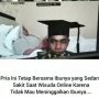 Haru! Viral Pria Wisuda Daring Sembari Temani Ibu yang Terbaring Sakit