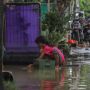 Banjir Surut, Warga Villa Jatirasa Mulai Bersih-bersih