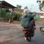 Viral Aksi Bocah Atraksi Pakai Motor di Jalan, Endingnya Bikin Ngilu