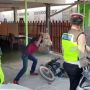 Video Viral Pengendara Hancurkan Motor Sendiri Gegara Kena Tilang Polisi