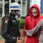 Ricuh! Aksi Bakar Naskah UU Cipta Kerja di Gedung MK, Polisi Menghalangi
