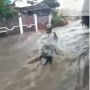 Viral Video Detik-detik Pemotor Hanyut Terseret Banjir, Nekat!